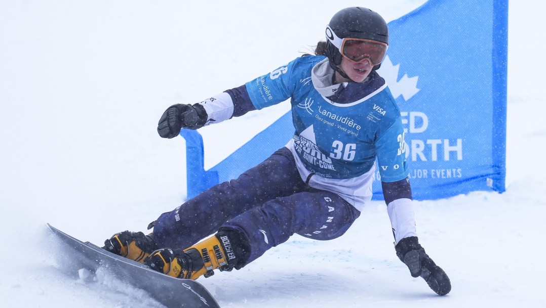 Aurélie Moisan contourne une porte en snowboard.