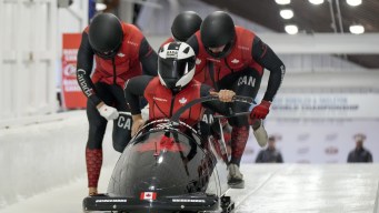 Keaton Bruggeling prend le départ en bobsleigh.