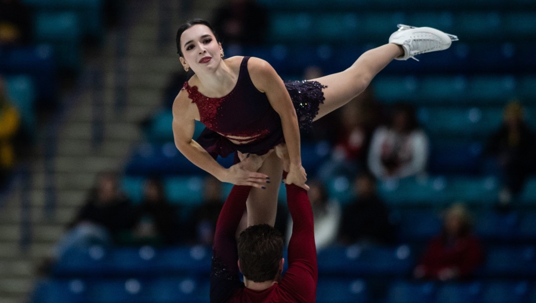 Lia Pereira soulevée dans les airs.