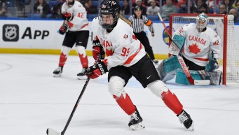 Daryl Watts patine avec la rondelle.