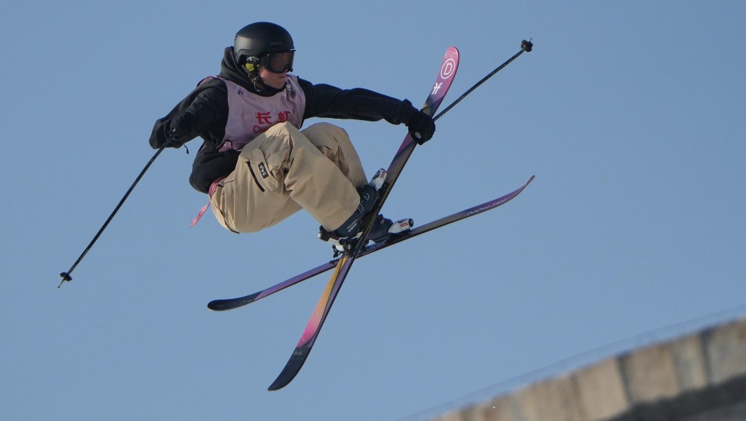 Naomi Urness fait une figure dans les airs.
