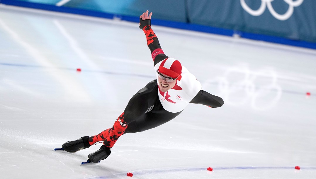 Cédrick Brunet en action en patinage de vitesse sur longue piste.