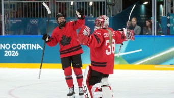 Kati Tabin en action en hockey sur glace.