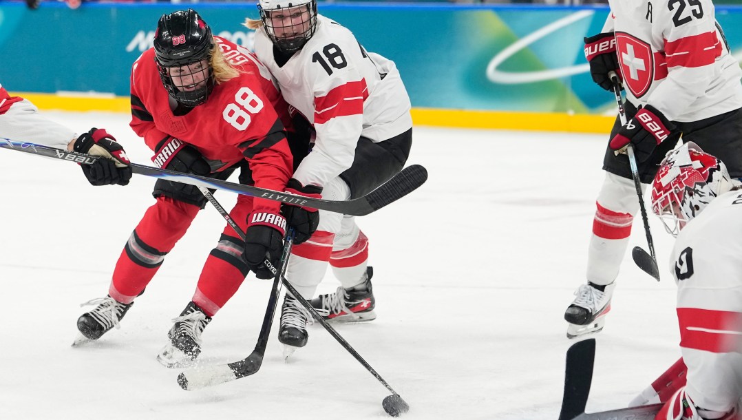 Julia Gosling en action en hockey sur glace.
