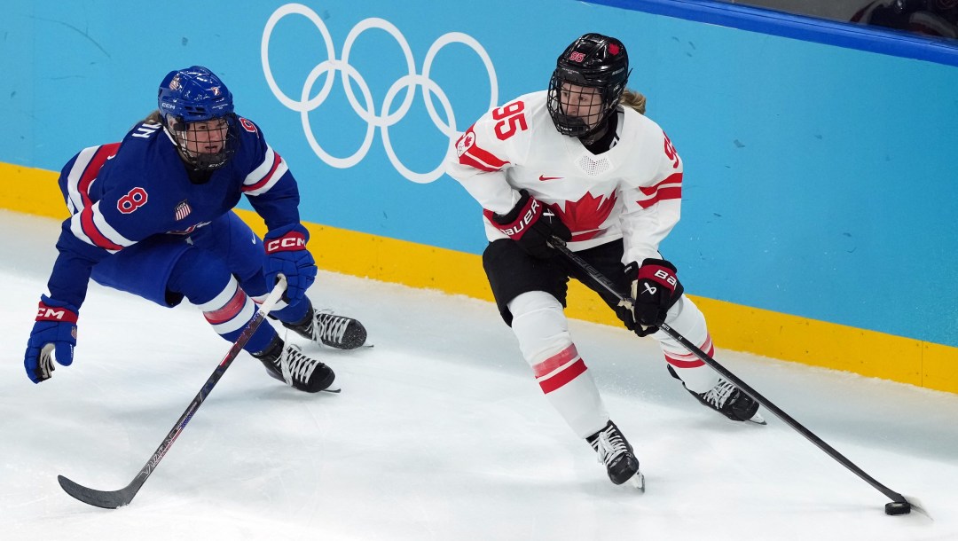 Daryl Watts en action en hockey sur glace.