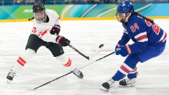 Sophie Jaques en action en hockey sur glace.