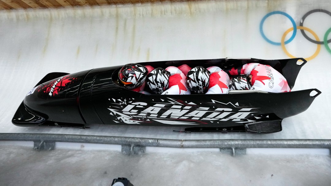 Lukas Stoikos en action en bobsleigh.