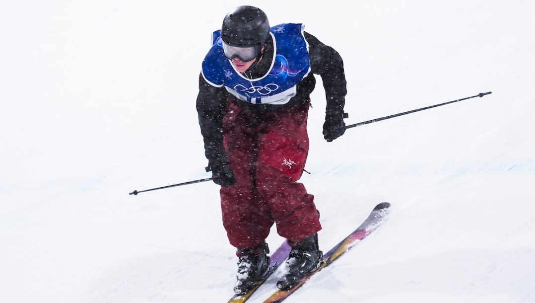 Dylan Deschamps en action en ski acrobatique.