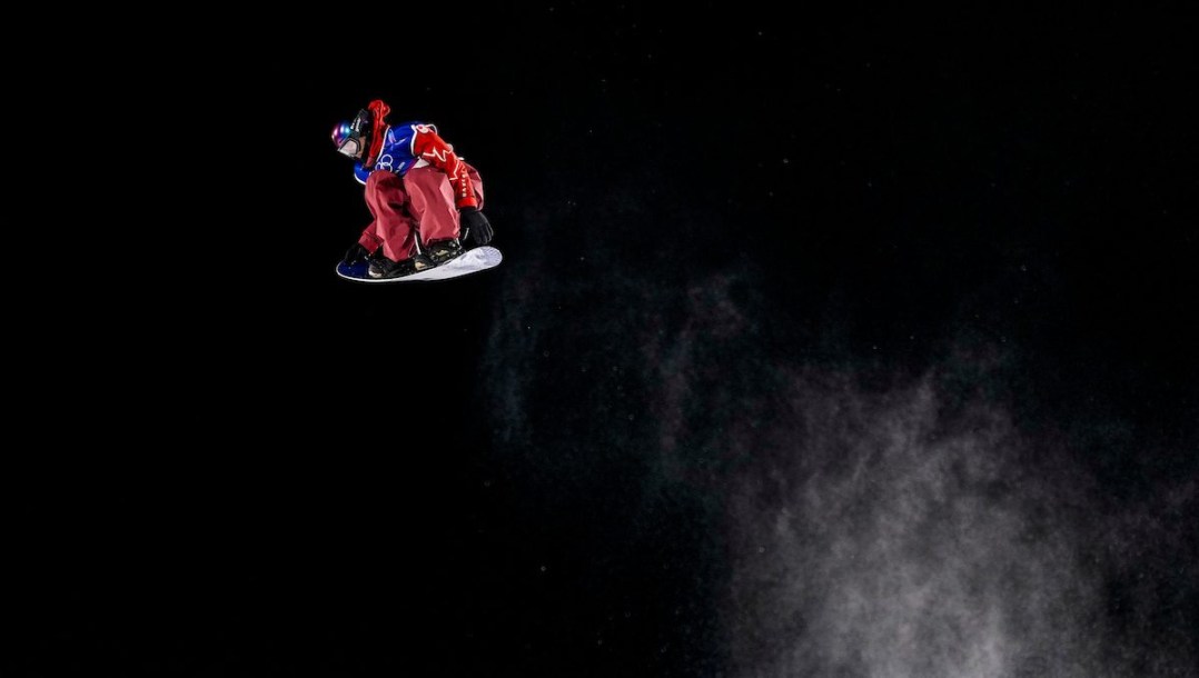 Francis Jobin en action en snowboard.