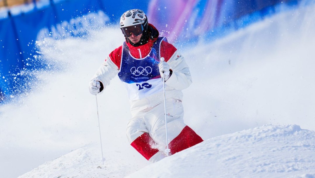 Elliot Vaillancourt en action en ski acrobatique.