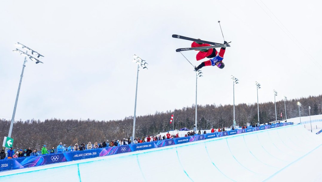 Andrew Longino en action en ski acrobatique.