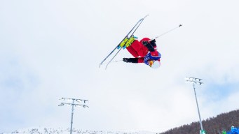 Dylan Marineau en action en ski acrobatique.