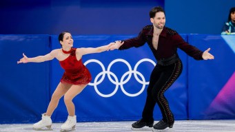 Maxime Deschamps en action en patinage artistique.