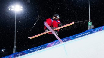 Dillan Glennie en action en ski acrobatique.