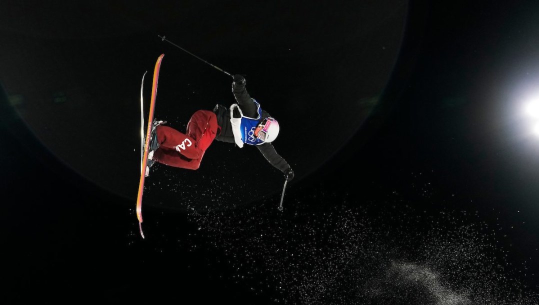 Naomi Urness en action en ski acrobatique.