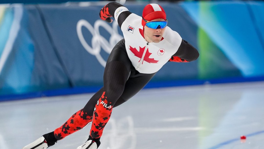 Anders Johnson en action en patinage de vitesse sur longue piste.