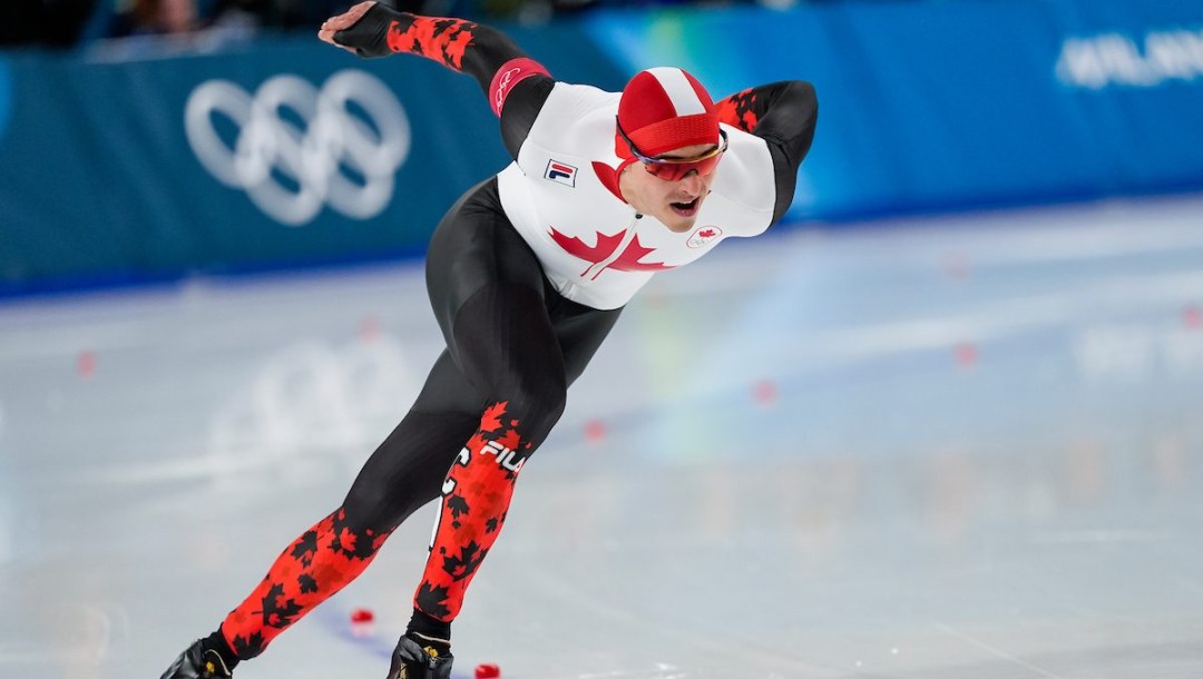 David La Rue en action en patinage de vitesse sur longue piste.