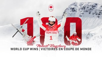 Un visuel de Kingsbury célébrant sa 100e victoire en coupe du monde de ski acrobatique des bosses.