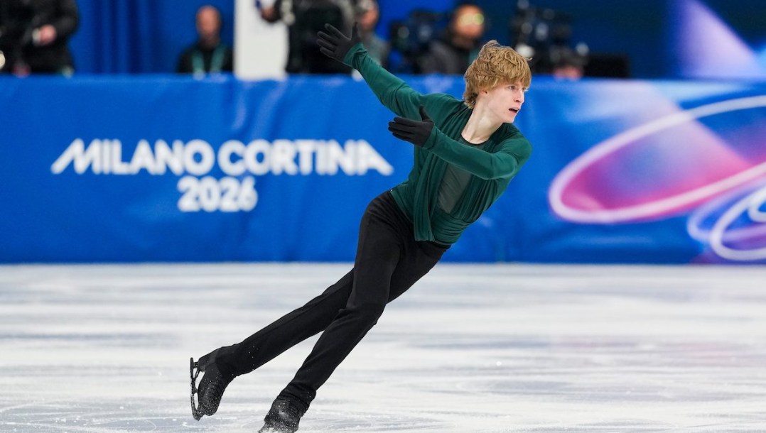 Stephen Gogolev en action en patinage artistique.