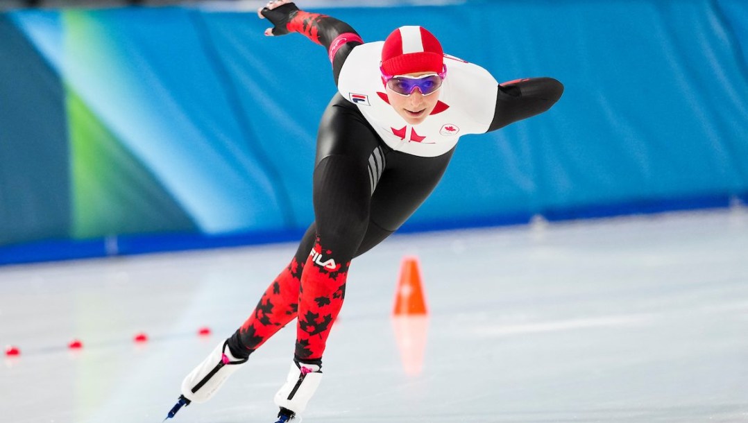 Rose Laliberté-Roy en action en patinage de vitesse sur longue piste.