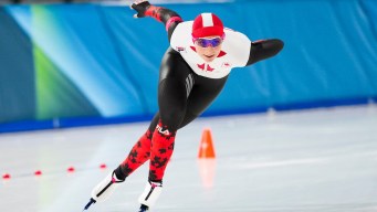 Rose Laliberté-Roy en action en patinage de vitesse sur longue piste.