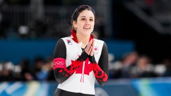 Béatrice Lamarche en action en patinage de vitesse sur longue piste.