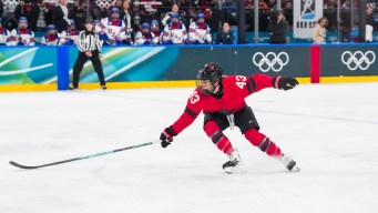 Kristin O'Neil en action en hockey sur glace.