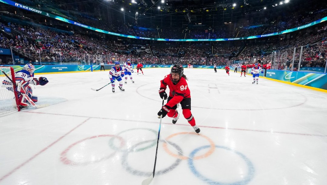 Jenn Gardiner en action en hockey sur glace.