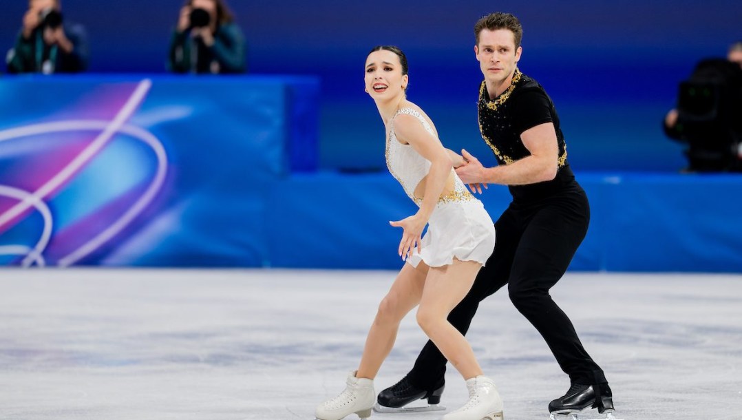 Lia Pereira en action en patinage artistique.