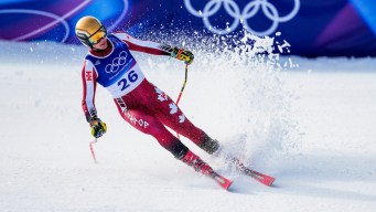 Jeffrey Read termine une course en ski.