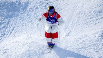 Maïa Schwinghammer en action en ski acrobatique.