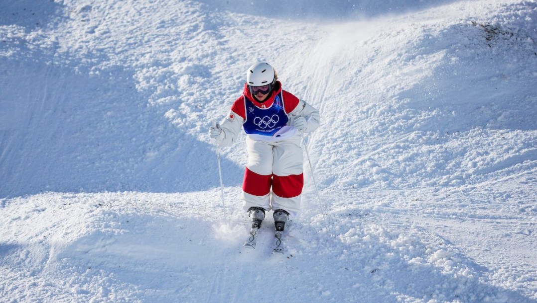 Ashley Koehler en action en ski acrobatique.