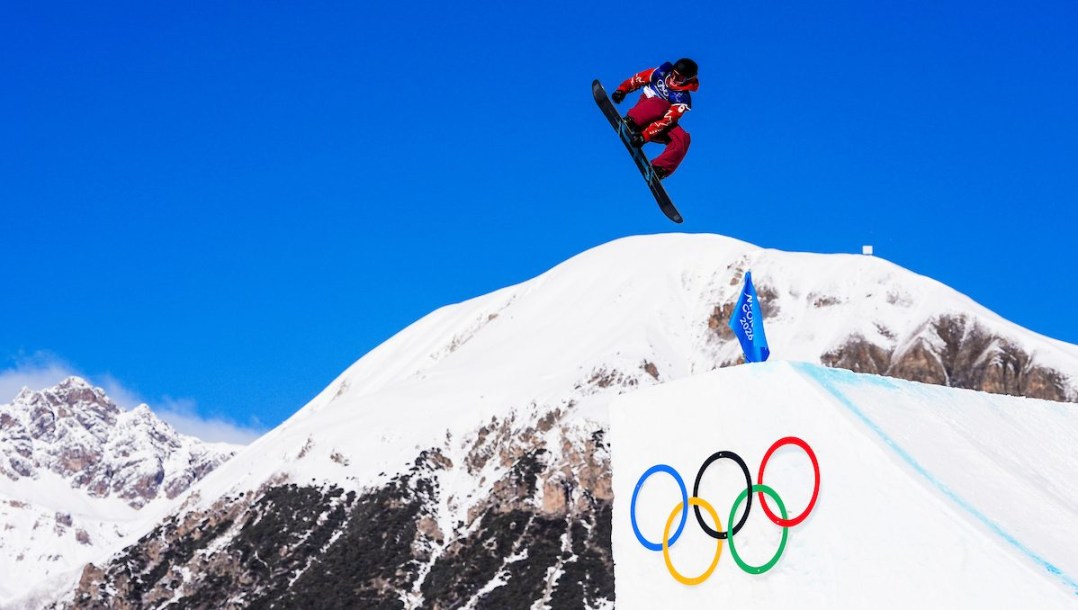 Eli Bouchard en action en snowboard.