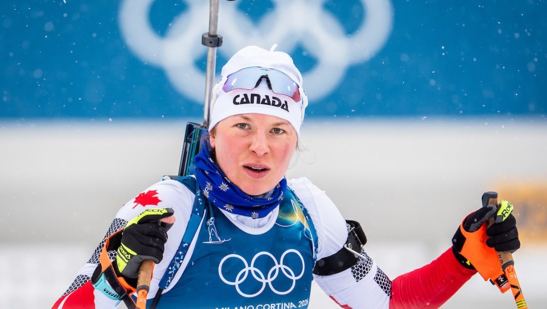 Nadia Moser regarde à sa droite.