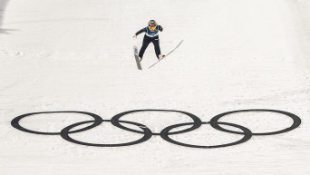 Natalie Eilers en action en saut à ski.