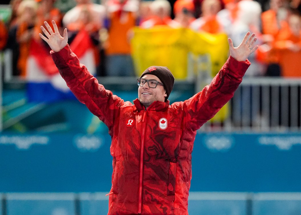 Laurent Dubreuil lève les bras dans les airs.