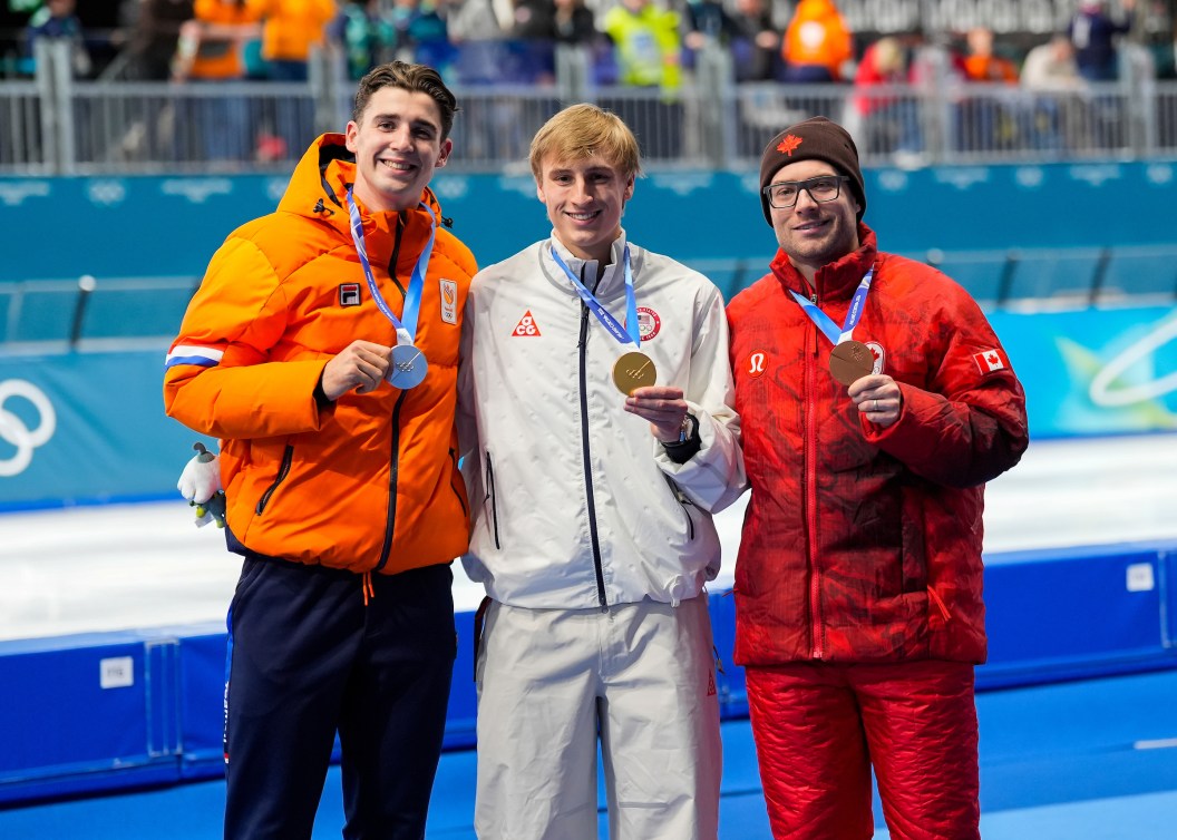 Jenning de Boo, Jordan Stolz et Laurent Dubreuil avec leur médaille olympique au cou.