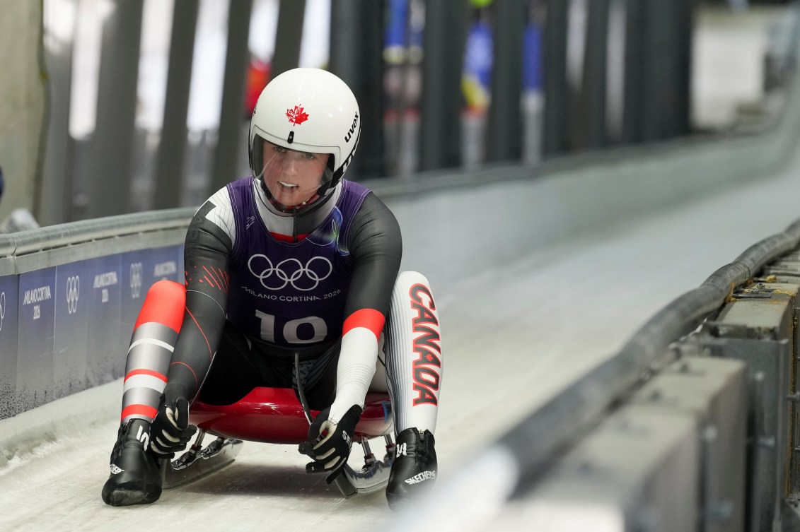 Trinity Ellis, assise sur la luge.