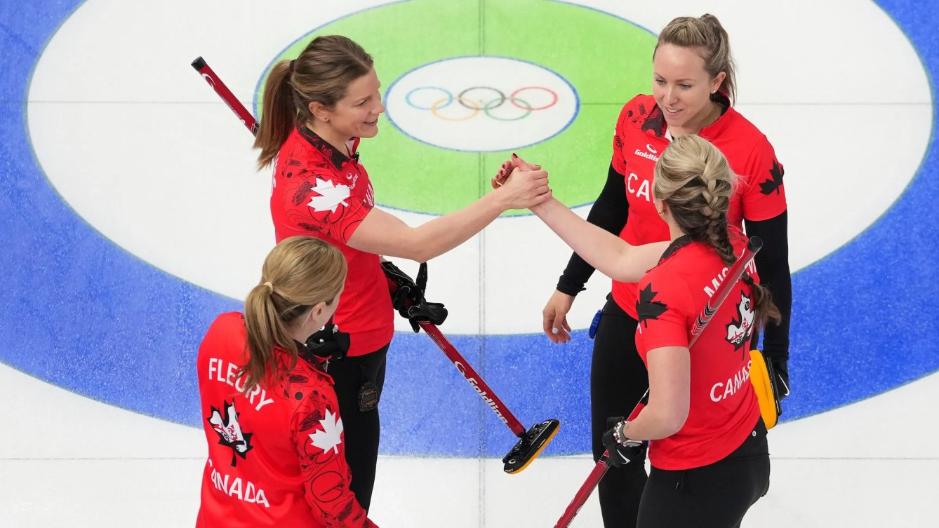 Sarah Wilkes, Tracy Fleury, Rachel Homan et Emma Miskew, se félicitent entre elles