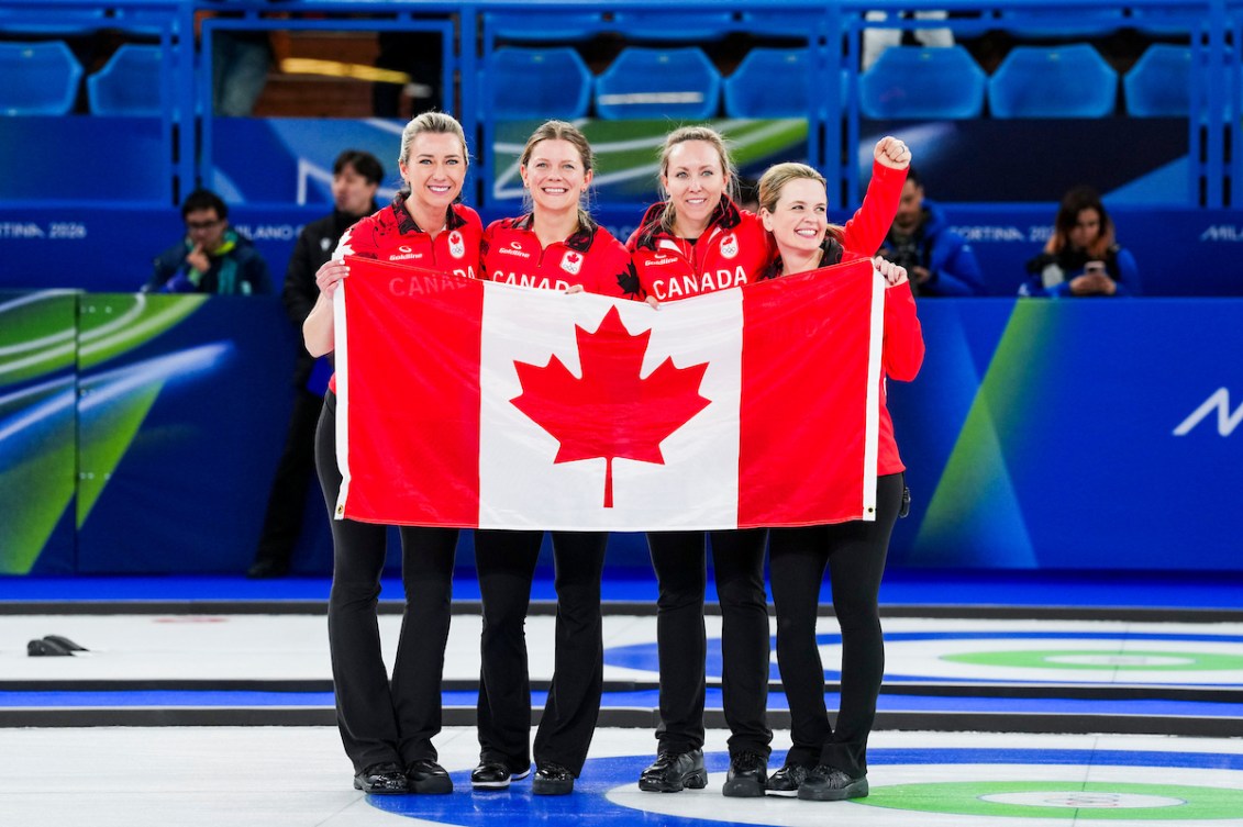 L'équipe de Rachel Homan avec le drapeau canadien après sa médaille de bronze.