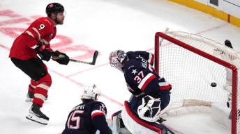 Sam Bennett regarde la rondelle.