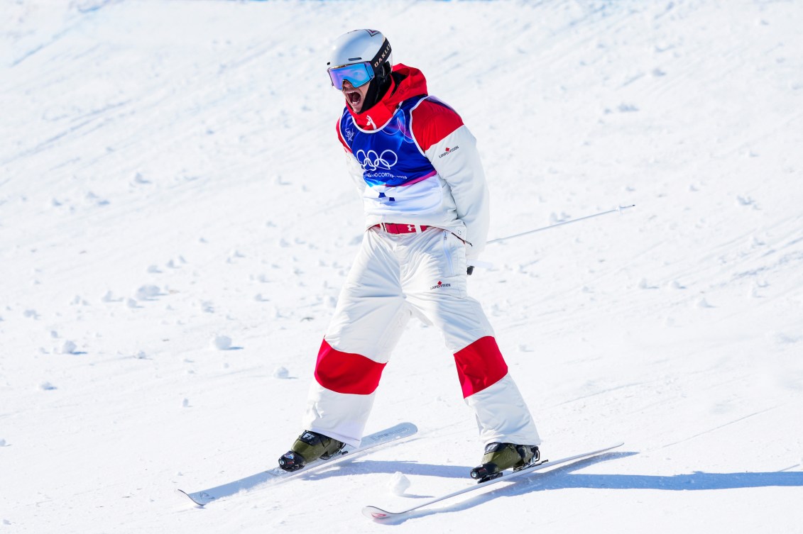 Mikaël Kingsbury célèbre après sa descente. 