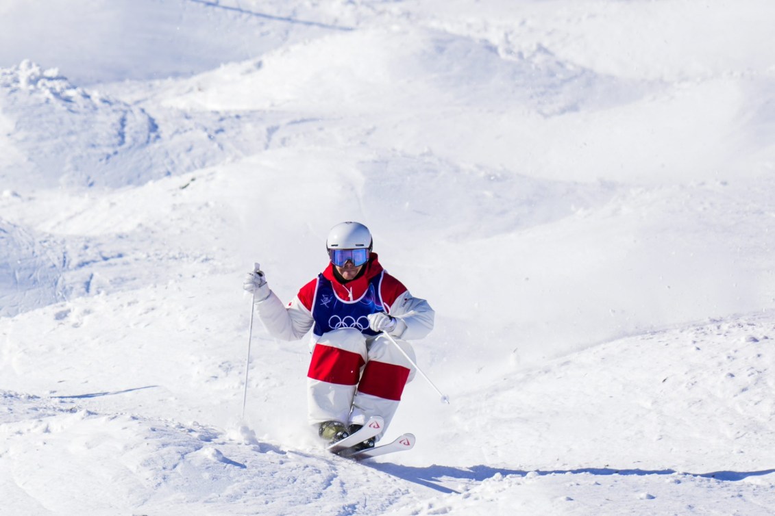 Mikaël Kingsbury en action pendant l'épreuve de bosses en parallèle. 