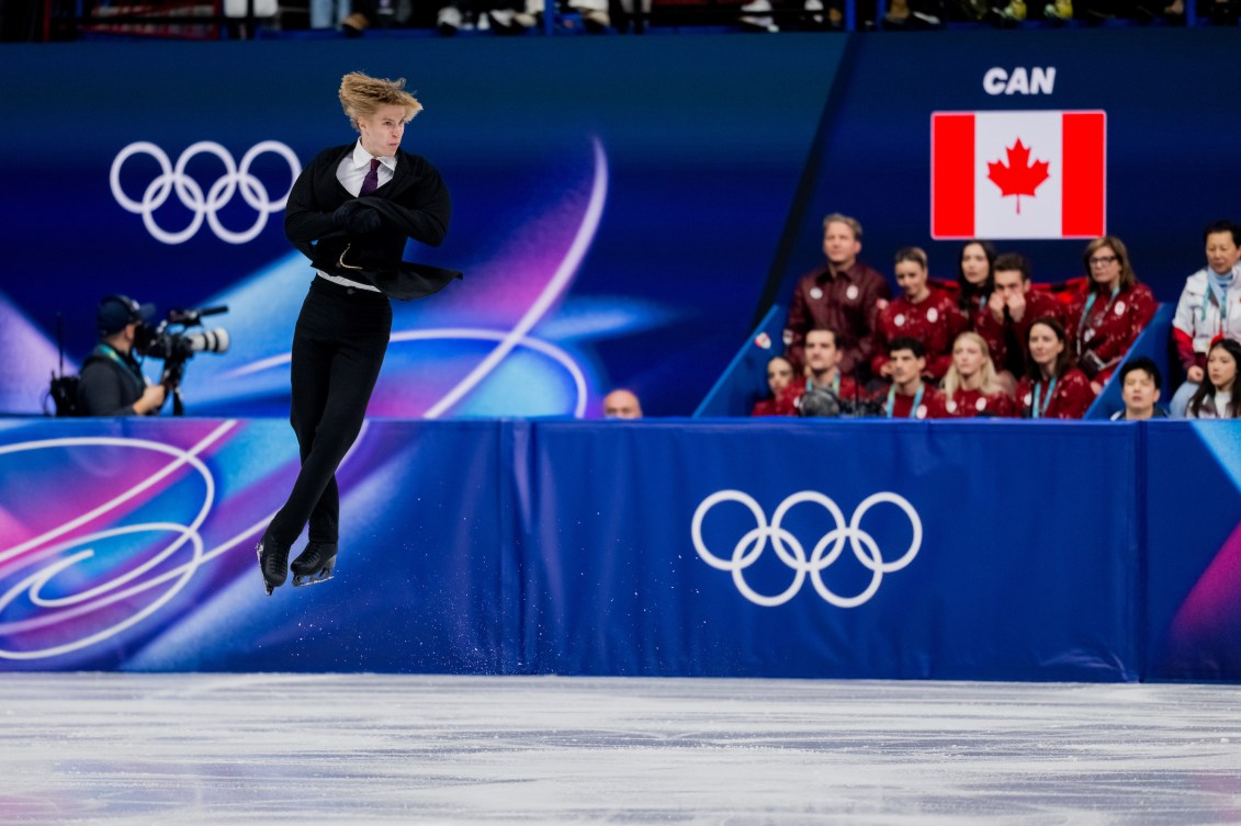 Stephen Gogolev en plein saut pendant une routine de patinage artistique