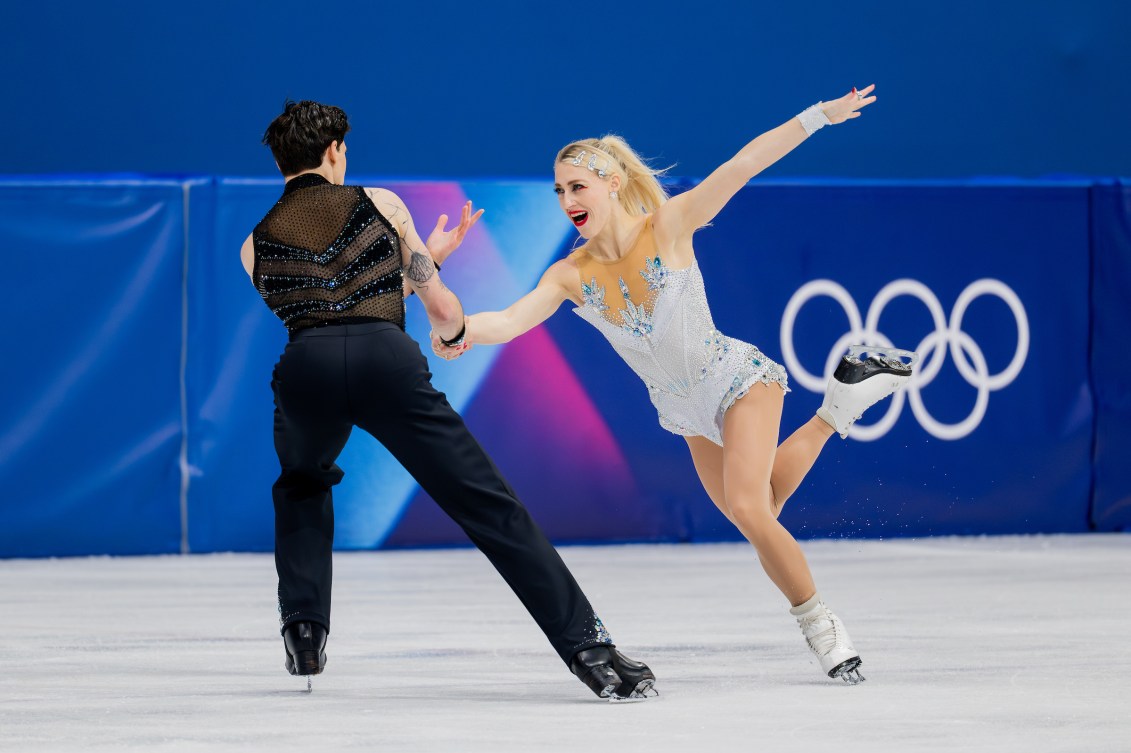 Piper Gilles et Paul Poirier effectuent une figure pendant leur routine de patinage artistique