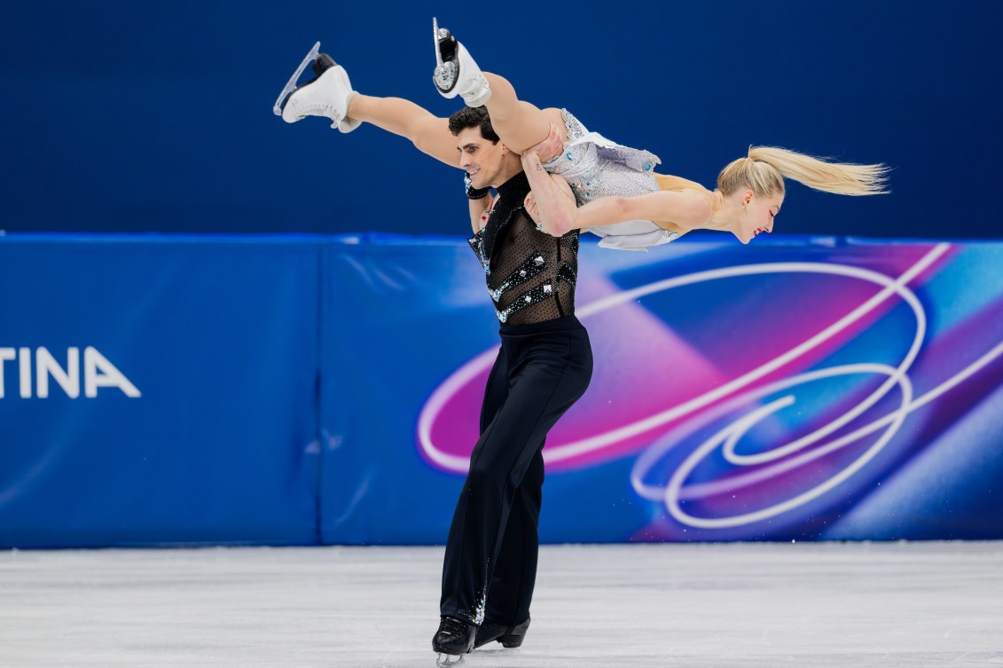 Piper Gilles et Paul Poirier effectuent une figure pendant leur routine de patinage artistique