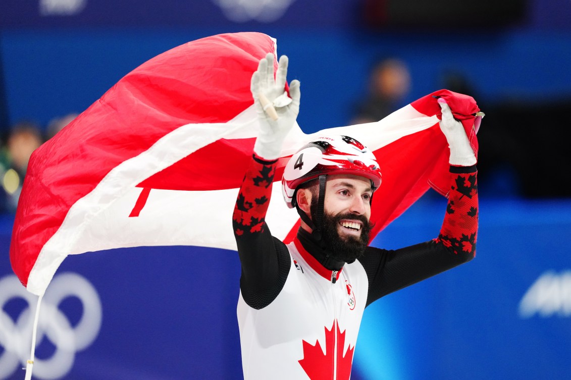 Steven Dubois avec le drapeau canadien. 