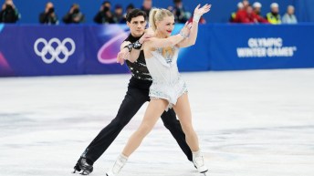 Piper Gilles et Paul Poirier effectuent une figure pendant leur routine de patinage artistique