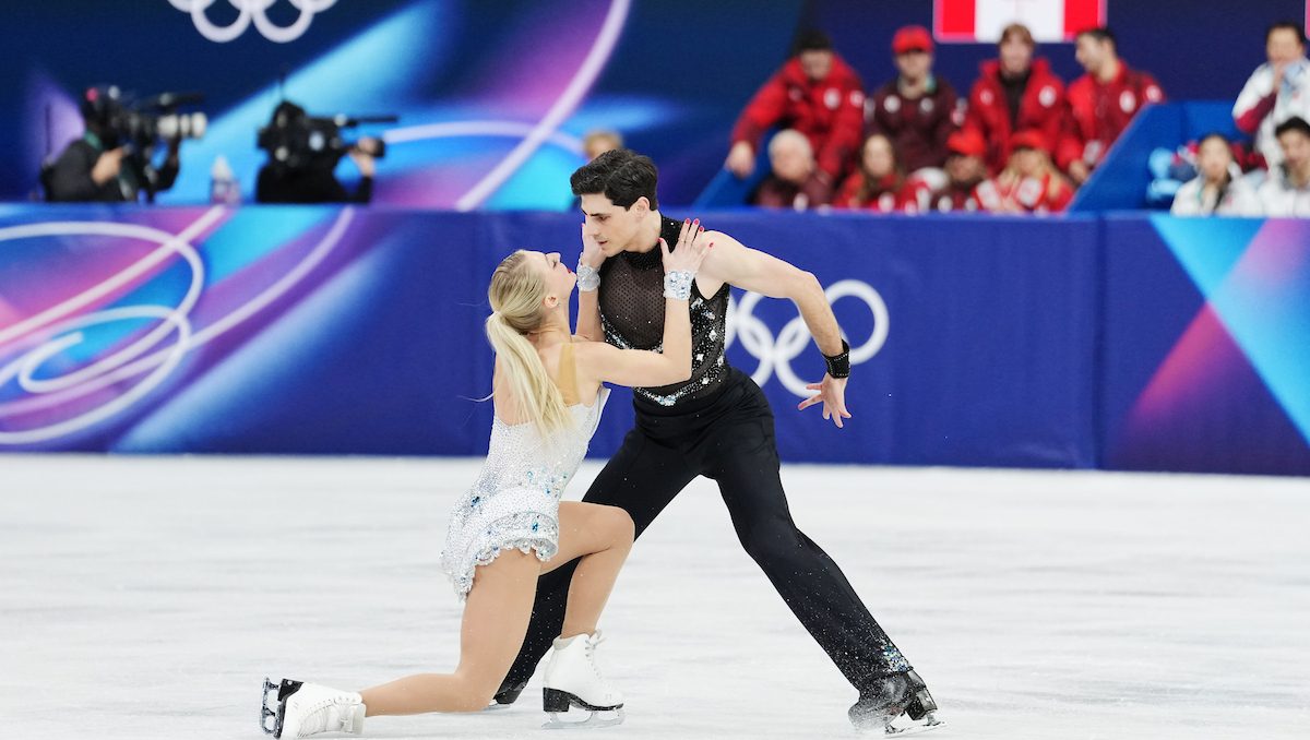 Piper Gilles et Paul Poirier exécutent une danse sur la glace