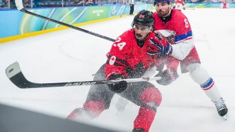 Seth Jarvis en action en hockey sur glace.